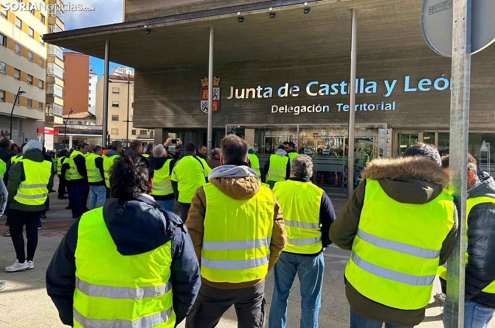 Camino manifestantes hacia la Junta. /SN