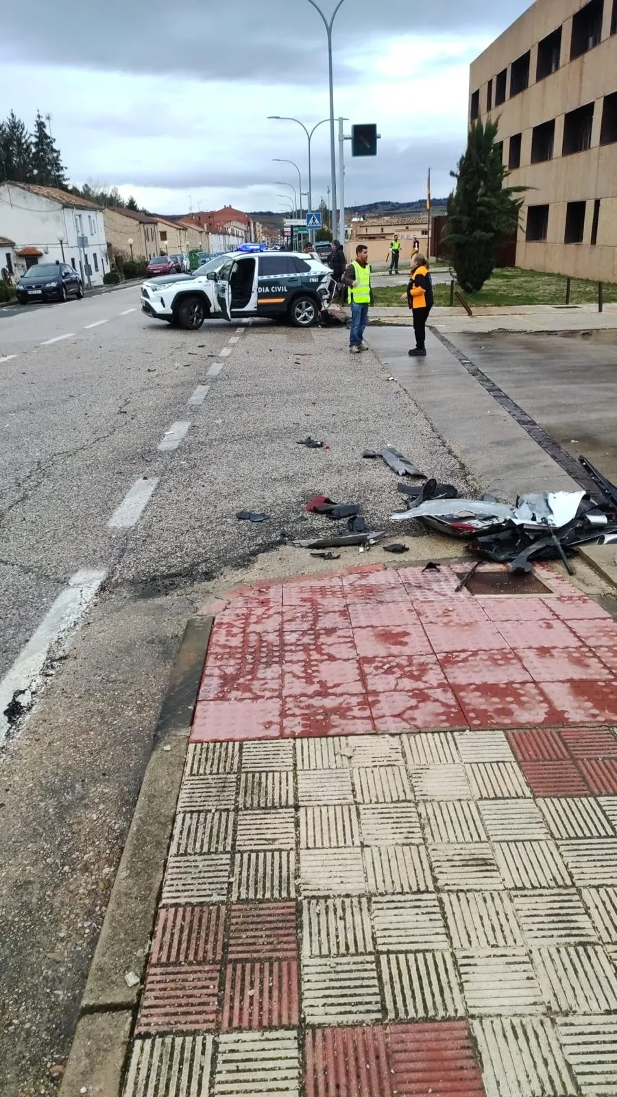 Foto 2 - 3 guardias civiles heridos en Soria al ser embestidos por un cami&oacute;n dado a la fuga   