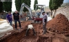 Labores de excavación en la fosa común del cementerio de Las Casas. /María Ferrer