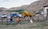 Dos niños juegan en el exterior del aula paleontológica de Villar del Río. /SN