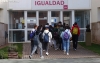 Estudiantes en la entrada principal del Campus Duques de Soria. /SN