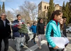 Una imagen de la ofrenda floral hoy en el cementerio. /SN