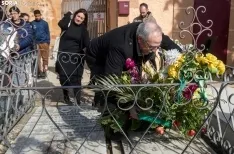 Una imagen de la ofrenda floral hoy en el cementerio. /SN