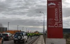 Los concentrados, escoltados por la policía, en su camino al centro de la ciudad. /SN