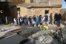 Una imagen de la ofrenda floral hoy en el cementerio. /SN