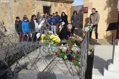 Una imagen de la ofrenda floral hoy en el cementerio. /SN
