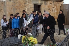 Una imagen de la ofrenda floral hoy en el cementerio. /SN