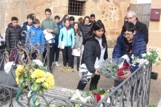 Una imagen de la ofrenda floral hoy en el cementerio. /SN