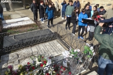 Una imagen de la ofrenda floral hoy en el cementerio. /SN