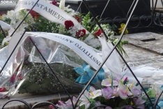 Una imagen de la ofrenda floral hoy en el cementerio. /SN