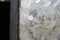 Detalle de los impactos en una de las ventanas. /PC
