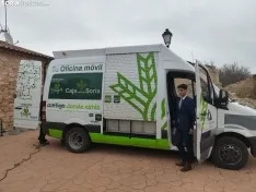 La oficina móvil de Caja Rural de Soria en Adradas. 