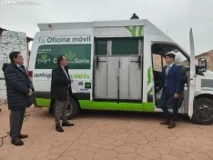 La oficina móvil de Caja Rural de Soria en Adradas. 
