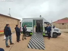 La oficina móvil de Caja Rural de Soria en Adradas. 