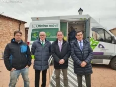 La oficina móvil de Caja Rural de Soria en Adradas. 