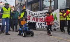 Algunos de los manifestantes en la calle Alfonso VIII. /SN