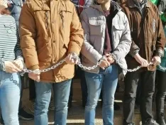 Foto 3 - &ldquo;Encadenados&rdquo; e indignados: los docentes se concentran por los recortes del 40% en la educaci&oacute;n p&uacute;blica