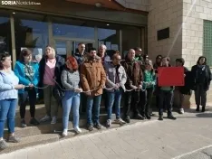 Foto 4 - &ldquo;Encadenados&rdquo; e indignados: los docentes se concentran por los recortes del 40% en la educaci&oacute;n p&uacute;blica