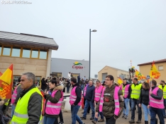 Los trabajadores de COPISO aplauden al paso de los manifestantes. /SN