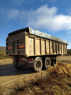 Foto 3 - Sofocado un incendio en un camión de trigo en Soria