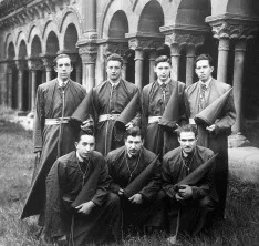 8 voluntarios comenzaron a portar el Cristo Crucificado un par de años antes de la fundación de la Cofradía. Cedida