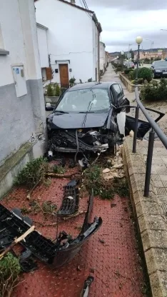 Foto 4 - 3 guardias civiles heridos en Soria al ser embestidos por un cami&oacute;n dado a la fuga   