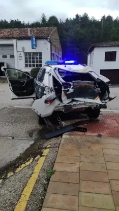 Foto 3 - 3 guardias civiles heridos en Soria al ser embestidos por un cami&oacute;n dado a la fuga   