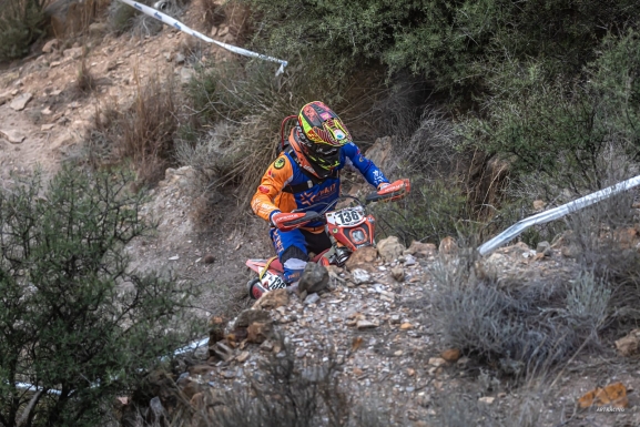 Los pilotos sorianos hacen frente al viento para terminar la segunda prueba del Nacional de Hard Enduro