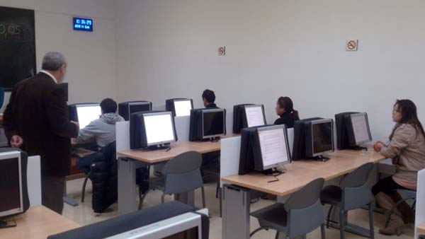 Se pone nervioso en el examen teórico de conducir y le pillan con un pinganillo