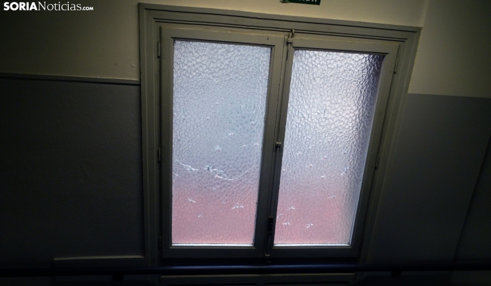 Una de las ventanas tiroteadas en el edificio de Vicente Tutor. /PC