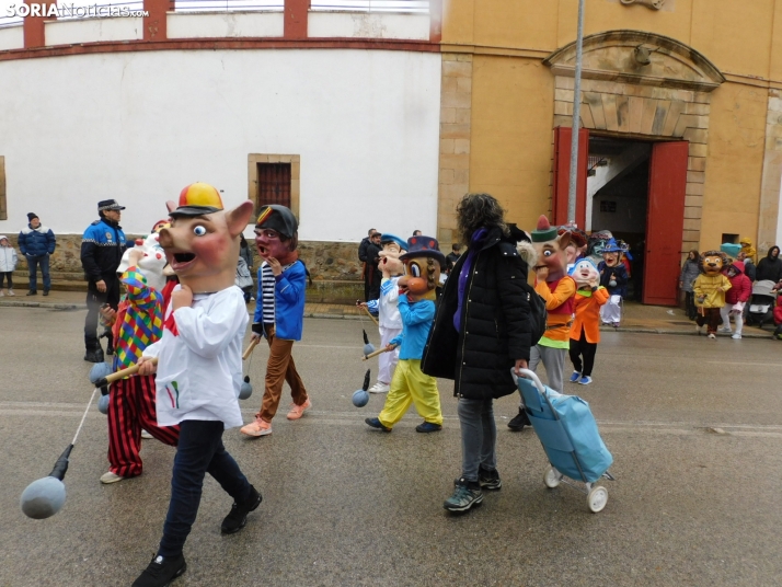 FOTOS | Los Gigantes y los Cabezudos deslumbran a los m&aacute;s peque&ntilde;os en su desfile de Viernes de C