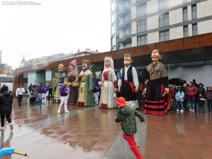 FOTOS | Los Gigantes y los Cabezudos deslumbran a los m&aacute;s peque&ntilde;os en su desfile de Viernes de C