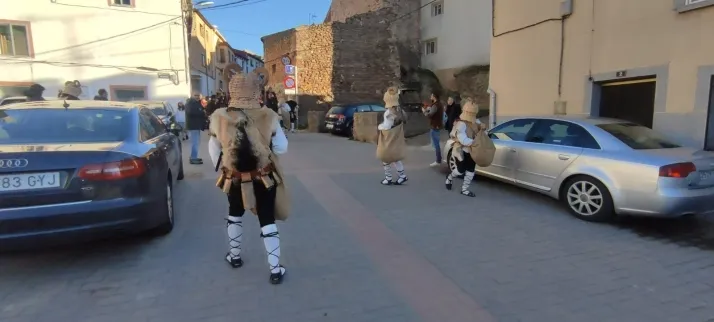 EN FOTOS | Como marca la tradici&oacute;n 'Los Zarrones' salen a las calles de Borobia para celebrar su Carnav