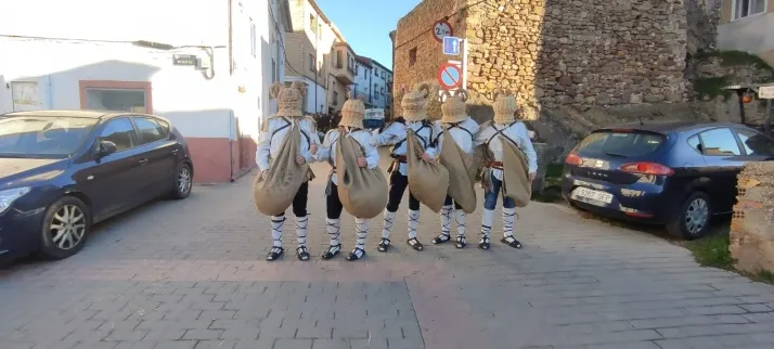 EN FOTOS | Como marca la tradici&oacute;n 'Los Zarrones' salen a las calles de Borobia para celebrar su Carnav