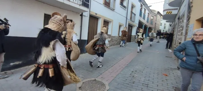 EN FOTOS | Como marca la tradici&oacute;n 'Los Zarrones' salen a las calles de Borobia para celebrar su Carnav