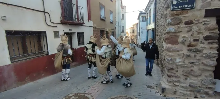 EN FOTOS | Como marca la tradici&oacute;n 'Los Zarrones' salen a las calles de Borobia para celebrar su Carnav