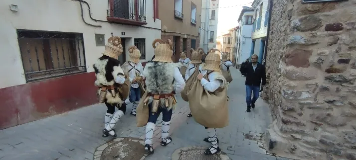 EN FOTOS | Como marca la tradici&oacute;n 'Los Zarrones' salen a las calles de Borobia para celebrar su Carnav