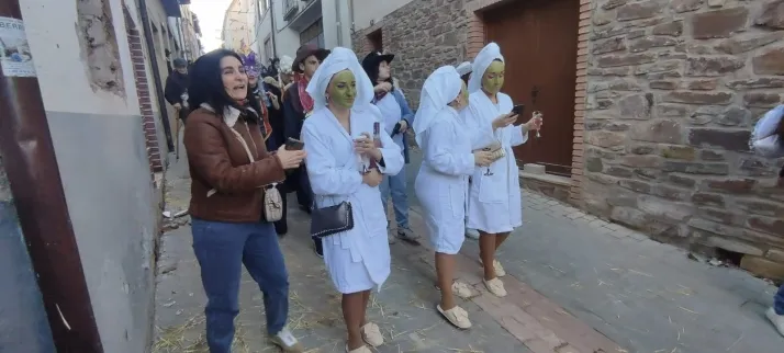 EN FOTOS | Como marca la tradici&oacute;n 'Los Zarrones' salen a las calles de Borobia para celebrar su Carnav