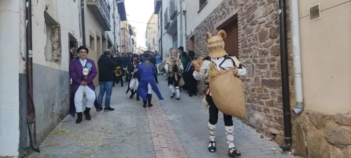 EN FOTOS | Como marca la tradici&oacute;n 'Los Zarrones' salen a las calles de Borobia para celebrar su Carnav