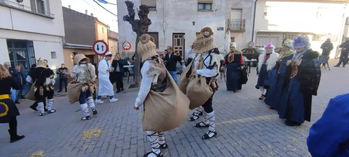 EN FOTOS | Como marca la tradici&oacute;n 'Los Zarrones' salen a las calles de Borobia para celebrar su Carnav