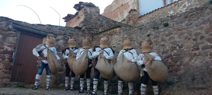 EN FOTOS | Como marca la tradici&oacute;n 'Los Zarrones' salen a las calles de Borobia para celebrar su Carnav