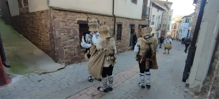 EN FOTOS | Como marca la tradici&oacute;n 'Los Zarrones' salen a las calles de Borobia para celebrar su Carnav