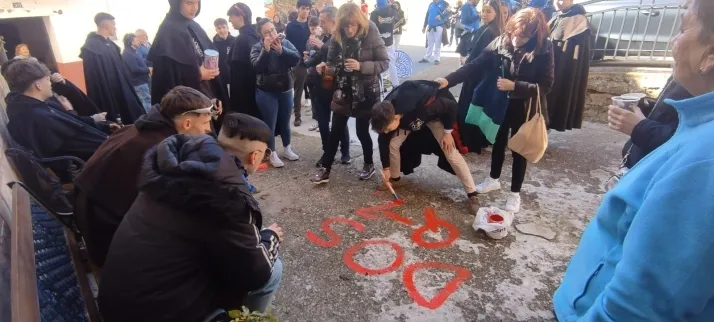 EN FOTOS | Como marca la tradici&oacute;n 'Los Zarrones' salen a las calles de Borobia para celebrar su Carnav