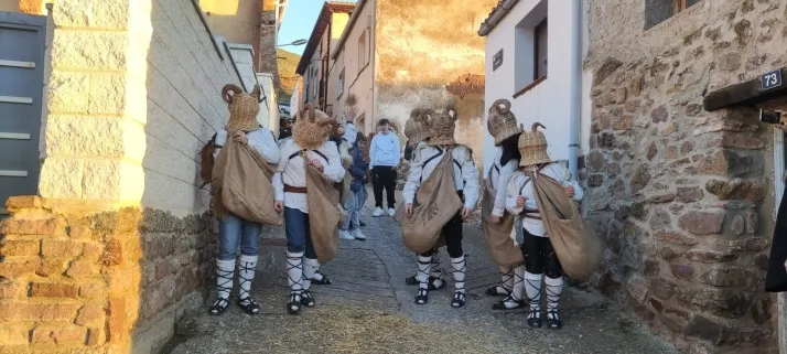 EN FOTOS | Como marca la tradici&oacute;n 'Los Zarrones' salen a las calles de Borobia para celebrar su Carnav
