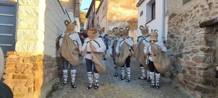 EN FOTOS | Como marca la tradici&oacute;n 'Los Zarrones' salen a las calles de Borobia para celebrar su Carnav