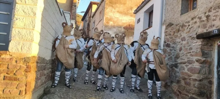 EN FOTOS | Como marca la tradici&oacute;n 'Los Zarrones' salen a las calles de Borobia para celebrar su Carnav