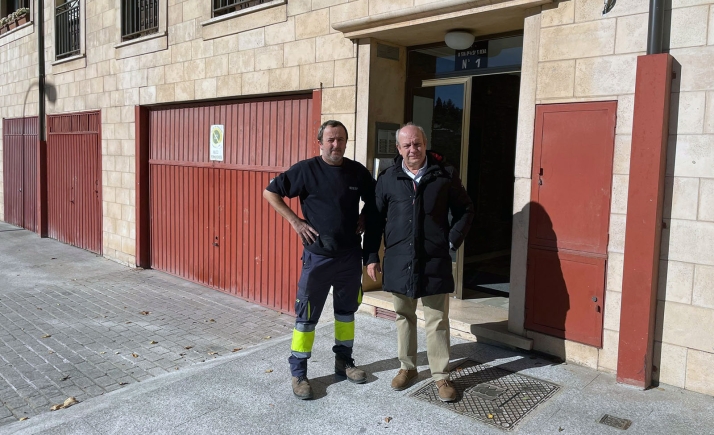 Ángel Sainz y David Ortega, a la puerta del edificio. /Rebi