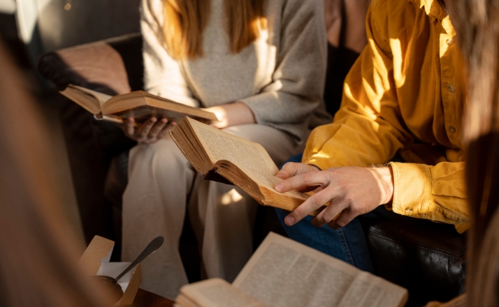 El Club de Lectura del Casino comenta Demasiados coches fúnebres este martes