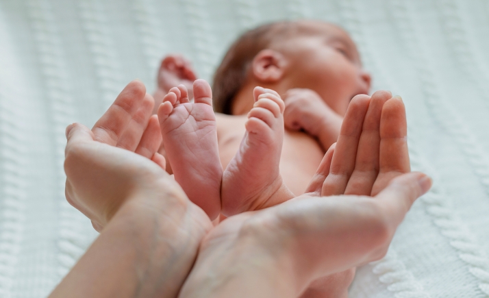 Castilla y León modifica las bases del Bono Nacimiento para garantizar la ayuda por las familias