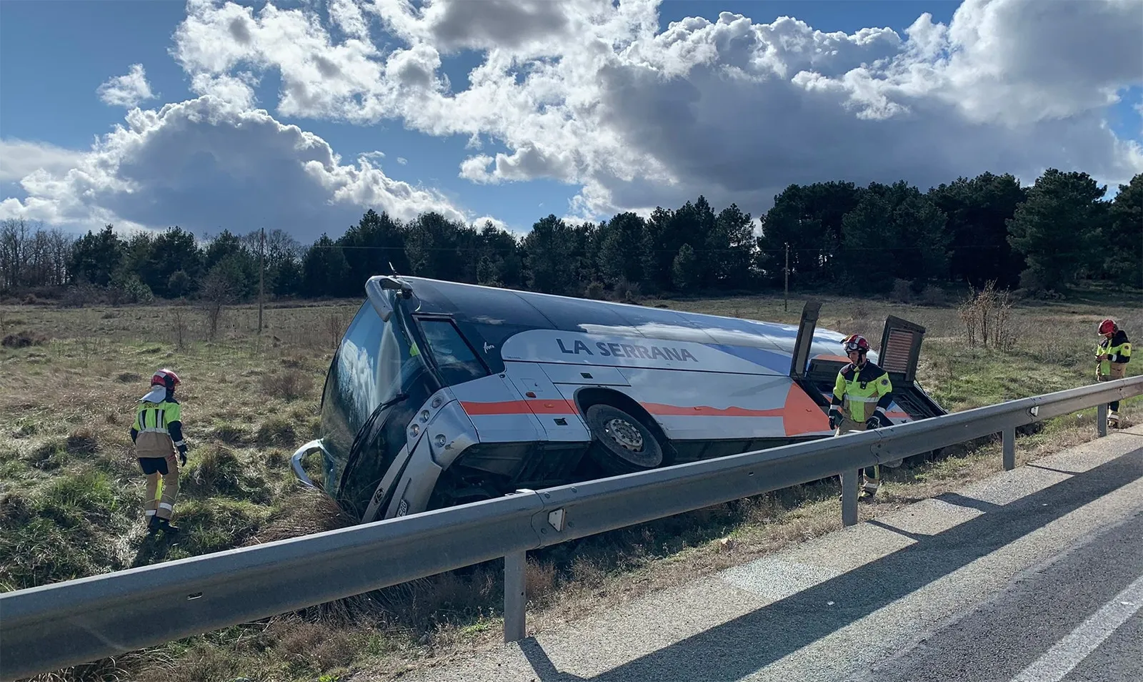 Foto 2 - Vuelca un autob&uacute;s en la N-234 cerca de Fuentetoba